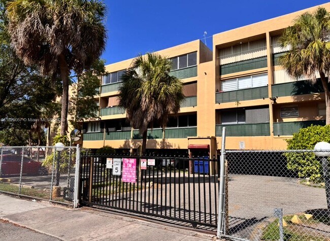 Building Photo - 1750 W 56th St