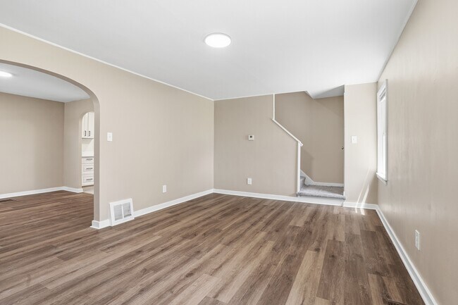 Building Photo - 624 Elm Dr