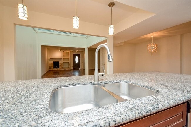 Building Photo - 917 S Ripple Creek Dr