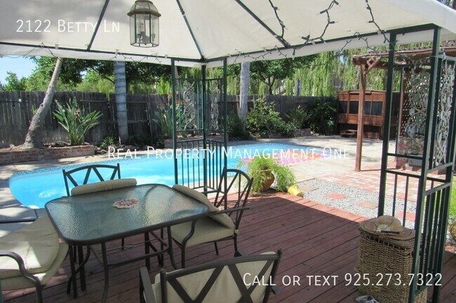 Building Photo - 2122 Betty Ln