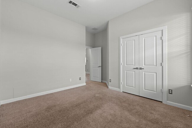 Building Photo - Come visit this beautiful home in the gate...