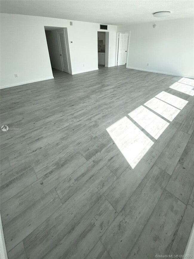 Building Photo - 9971 W Bay Harbor Dr