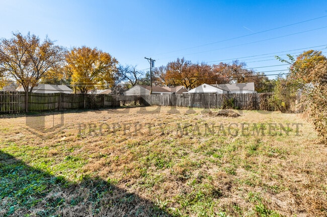 Building Photo - 4557 S Oak Ave