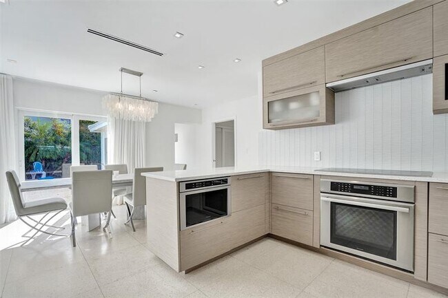 Building Photo - 2514 Yacht Club Blvd