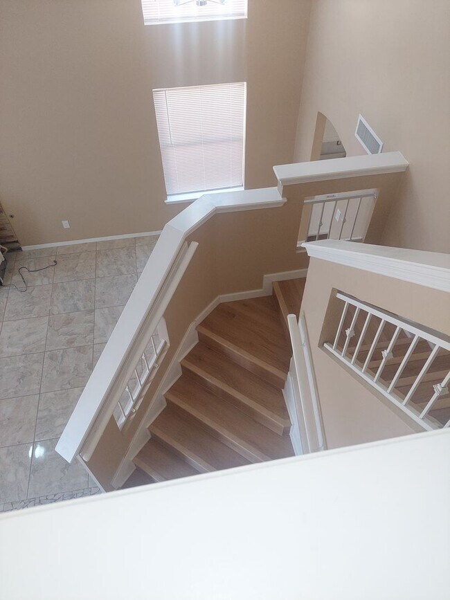 Building Photo - 4 BEDROOM 3 BATHROOM HOME! fully remodeled...