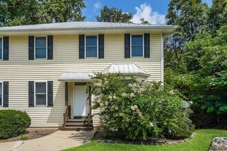 Building Photo - 3 BR/3 BA | W/D Included | SPRING SEMESTER...