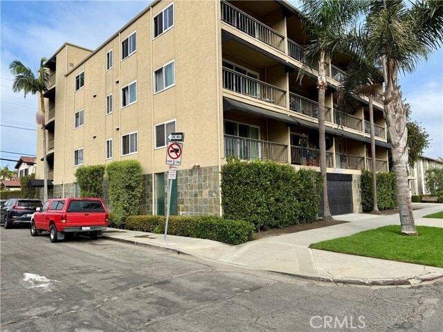 Building Photo - 5898 E Naples Plaza