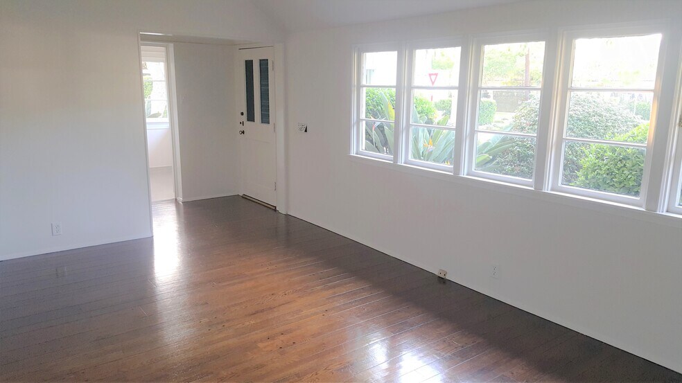 Building Photo - 8531 Rosewood Ave