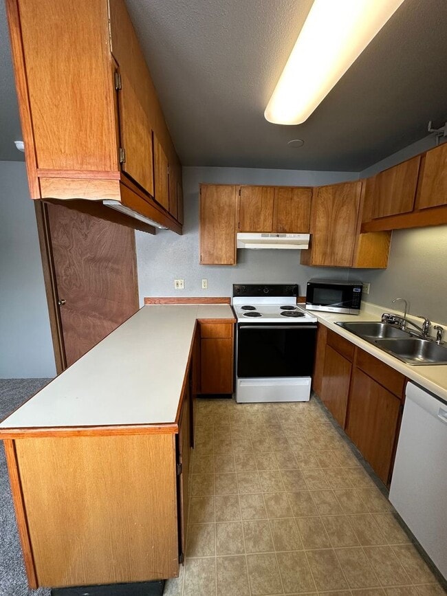 Building Photo - 1 BD, 1 BA Apartment Nestled Back on a Cul-de-Sac