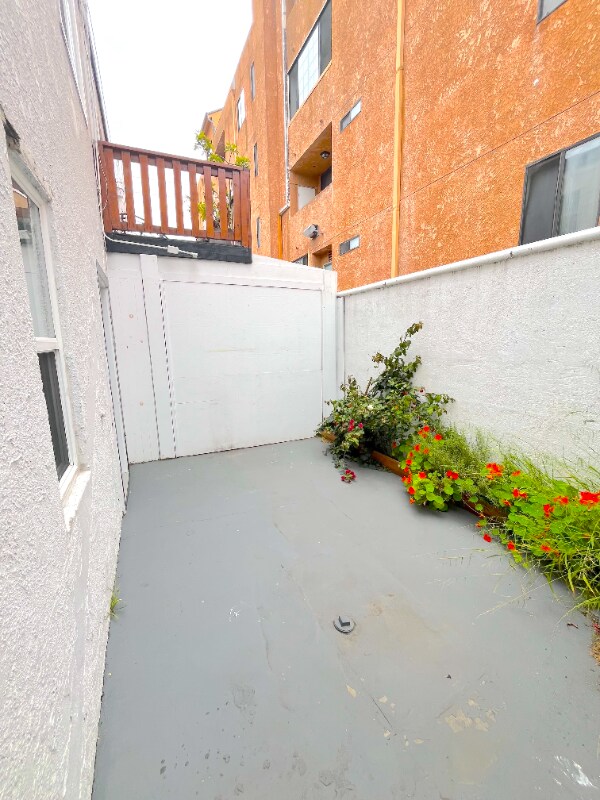 Building Photo - 2403 Louella Ave