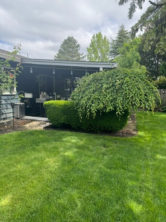 Building Photo - ?Lovely 3bed/2bath Ranch style home with HUGE private yard in ?