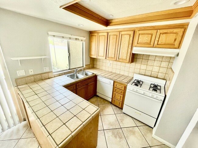 Building Photo - Charming 2 Bedroom 1.5 Bathroom Townhome w...