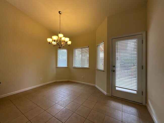 Building Photo - 2820 E Eclipse Ave