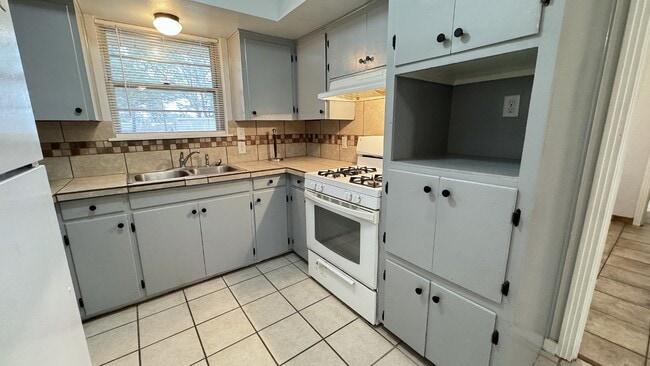 Building Photo - 202 Gross St