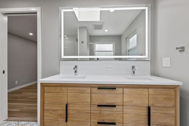 Building Photo - Elegant Air-Conditioned Newly Remodeled Matthews Beach Rambler