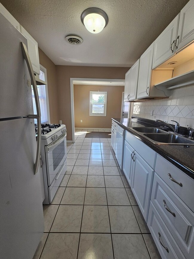Building Photo - There is a $25 fee per application and eve...