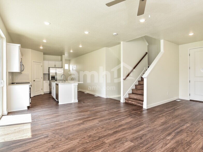 Building Photo - 1142 E Caitlyn St