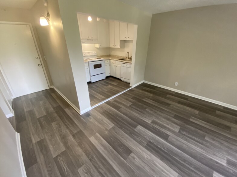 Building Photo - 1005 Hickory Hill Ln