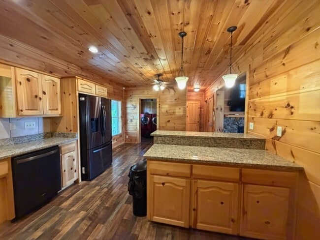 Building Photo - Sevierville 37876 - 3 bedroom, 3.5 Bath, 2486 sq. ft. Cabin and a 672 sq. ft. Studio above garage...
