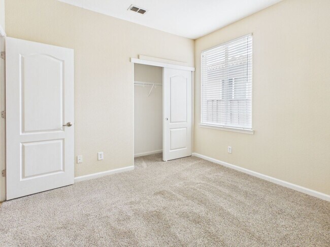 Building Photo - Single Family House