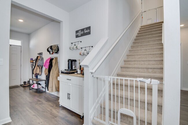 Building Photo - Beautiful 5 Bedroom 3 Bath