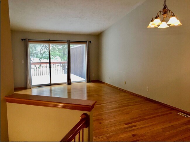 Building Photo - Adorable 2 bed 2 bath in Forest Hills Dist...