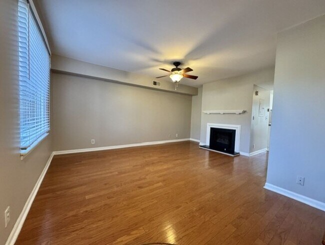 Building Photo - 2 Bed, 1.5 Bathroom Townhome with 2 Vehicle Carport