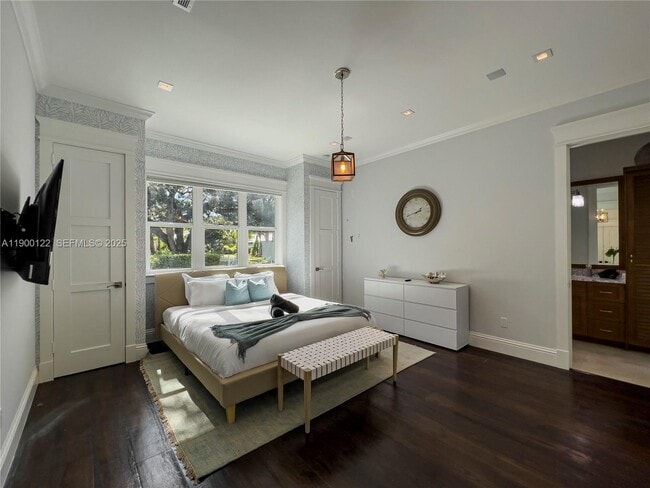 Building Photo - 545 SW Indianola St