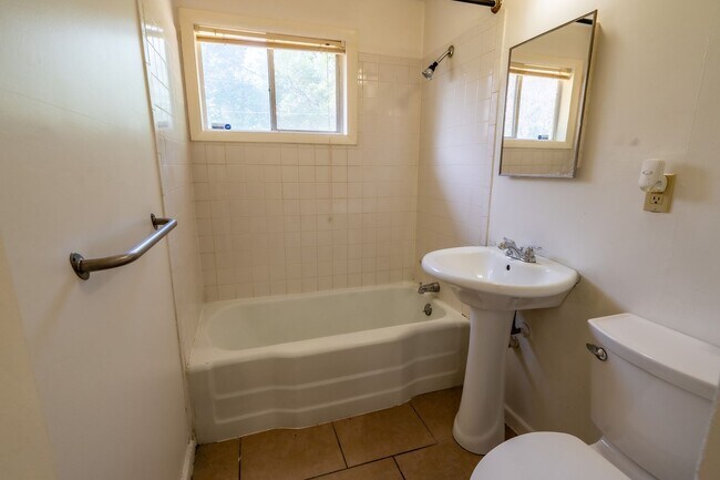 Building Photo - 3 Bed 1 Bath in Tulsa!