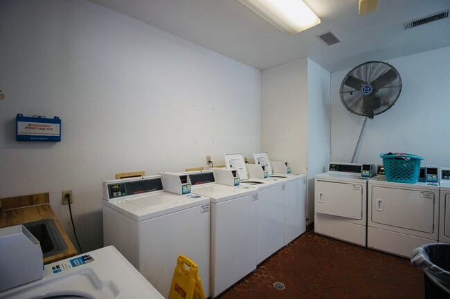 Building Photo - Renovated 1-Bedroom Condo in Heathwood Cou...