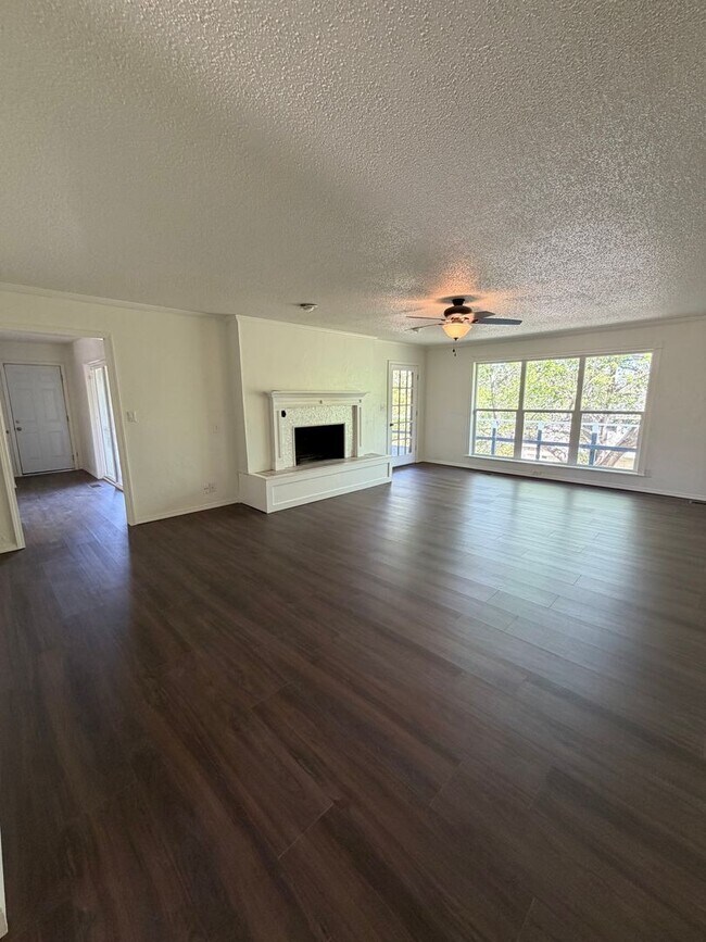 Building Photo - Spacious 4 Bed Home in Prime Claremore Location