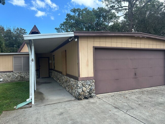 Building Photo - Lakefront 3 Bedroom 1 Bathroom in Haines City