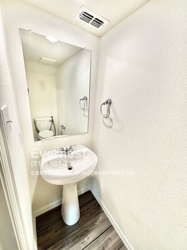 Building Photo - 4-Bedroom Home with Large Backyard and Con...
