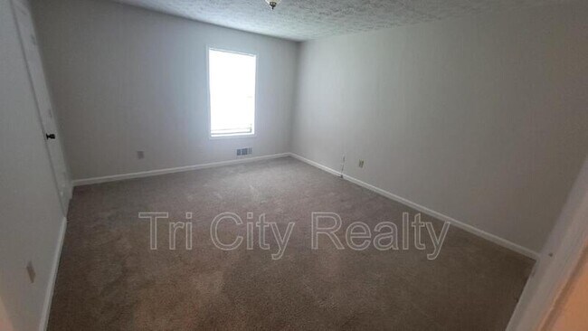 Building Photo - 220 Meadowbrook Ct