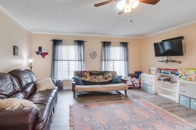 Building Photo - 3614 Pinoak Dr
