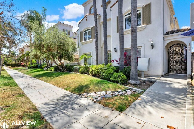 Building Photo - Rare 3-Story Hillcrest Townhome | 3BR/3BA ...