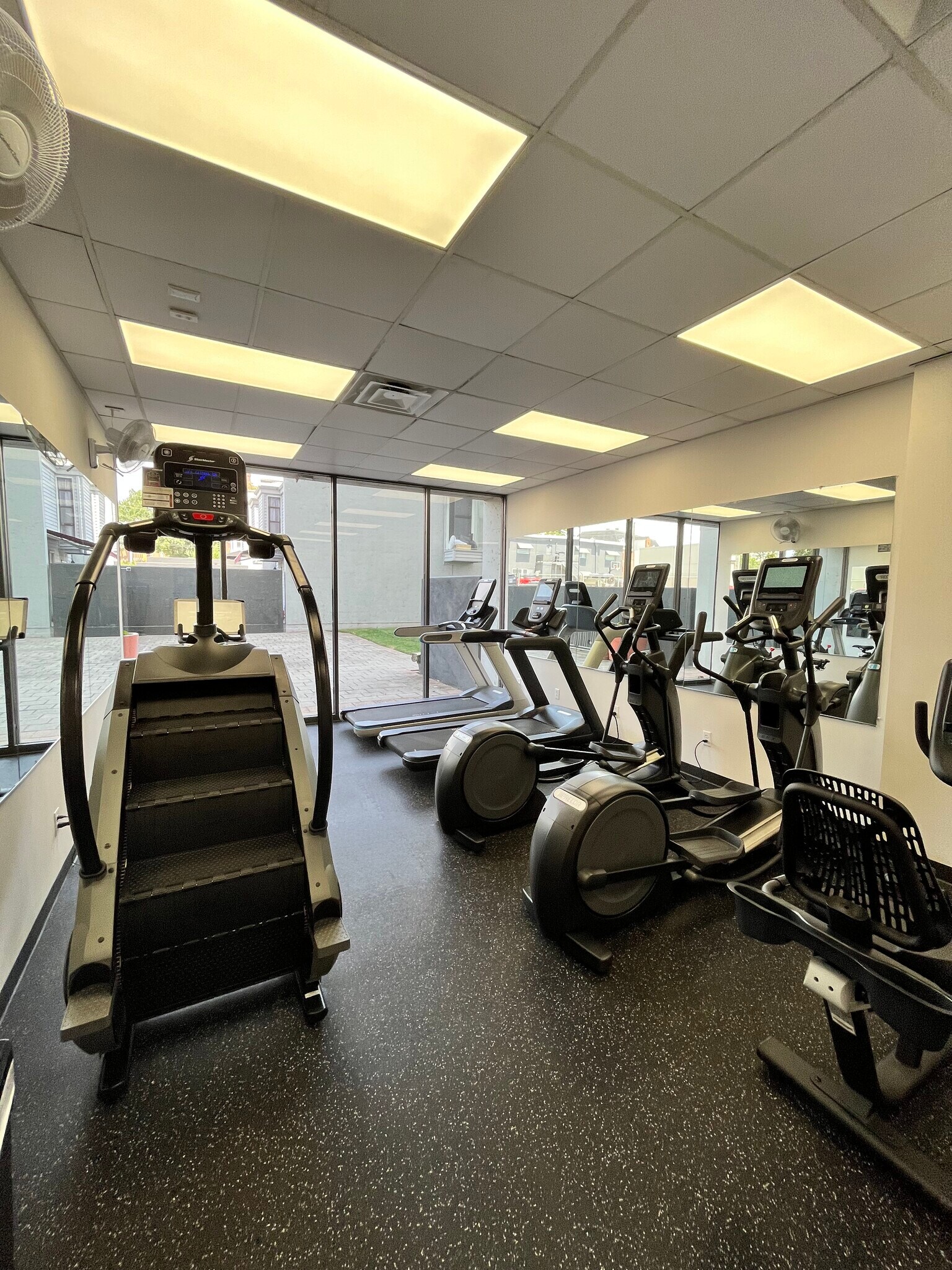 Building Photo - 450 W 7th St