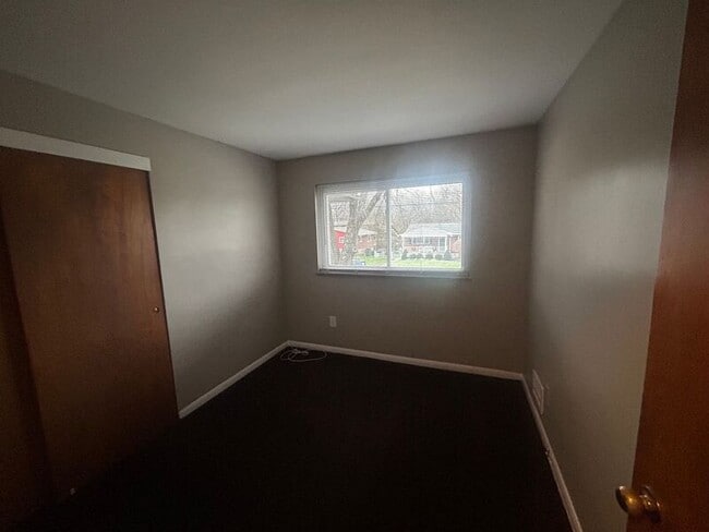 Building Photo - 5150 Chantilly Dr