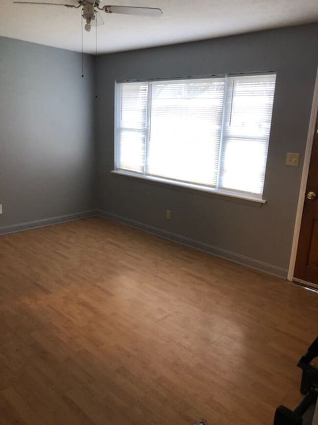 Building Photo - Nice 3 Bedroom 1 Bathroom Ranch