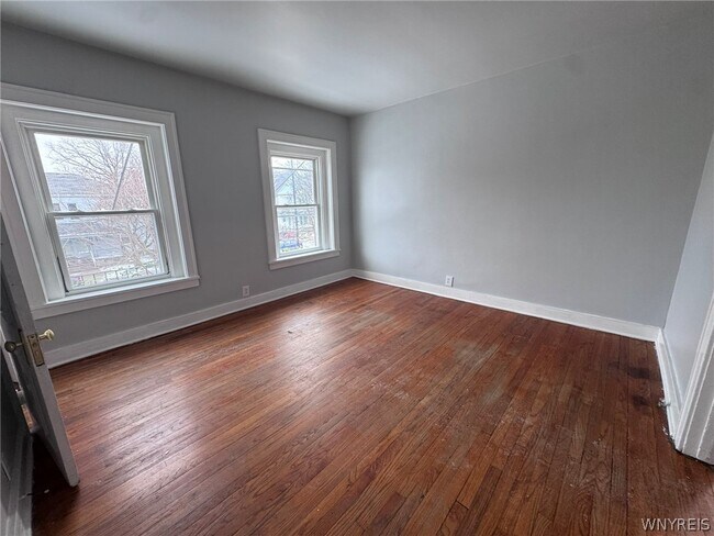 Building Photo - 856 Niagara St