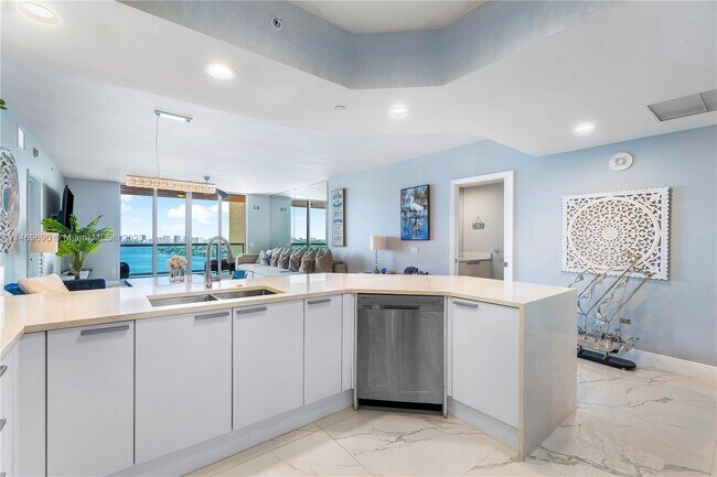 Building Photo - 2650 Lake Shore Dr