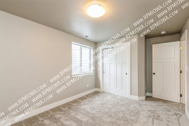 Building Photo - 709 NE Hunter Dr