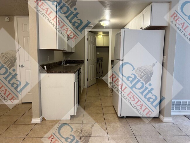 Building Photo - Charming 3 Bedroom