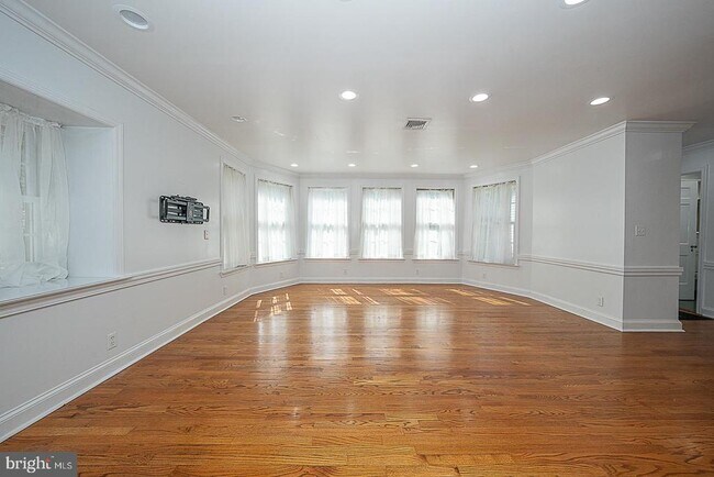 Building Photo - 714 Greythorne Rd