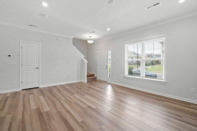 Building Photo - Like A Brand New 3 Bedroom Townhome in the...