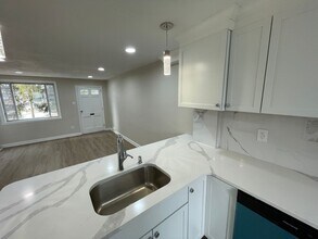 Building Photo - 3 Bedroom Renovated Townhouse