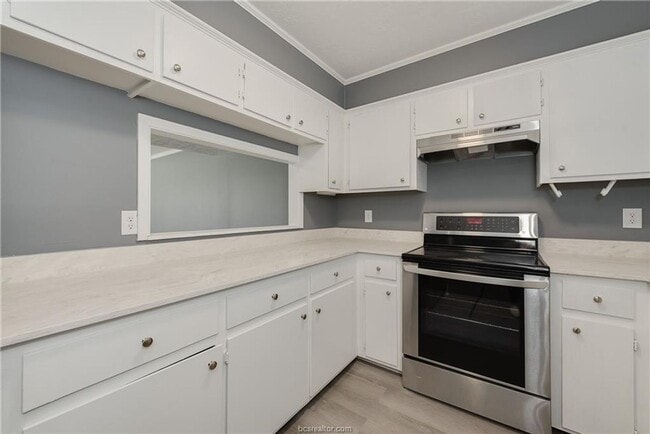 Building Photo - Bryan - 3 Bedroom / 1.5 bathroom / Carport / Back Yard, 2 Story unit.