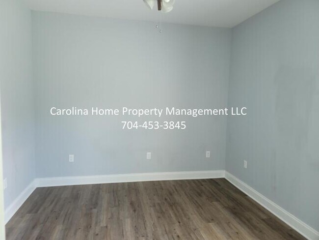 Building Photo - 555 Park Cir