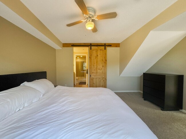 Building Photo - Furnished! Updated 3bed/3bath! 1 car garage! Heat included! Flexible lease terms!