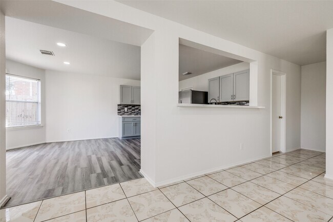 Building Photo - 5750 Roehampton Ct